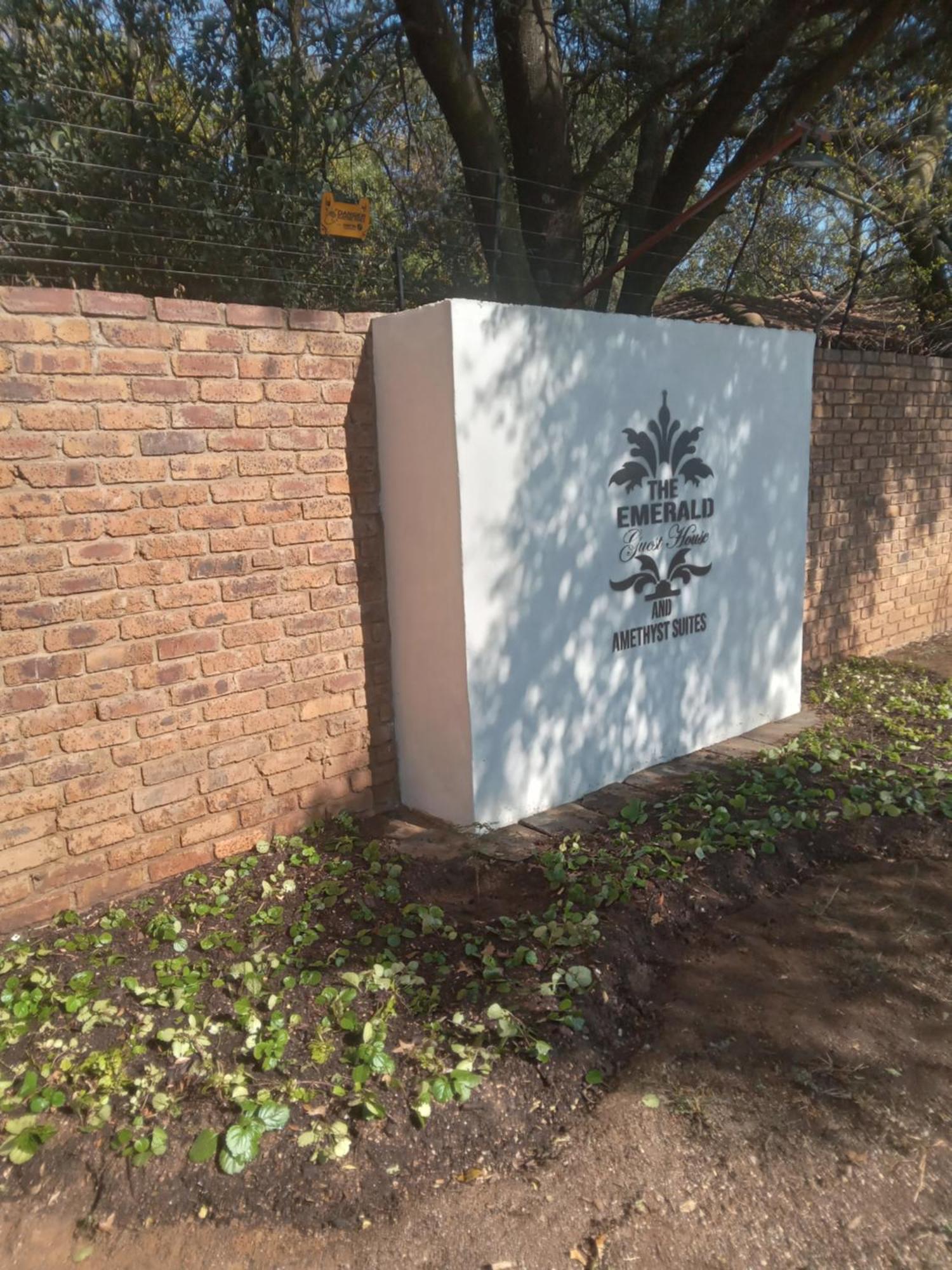 Emerald Guest House Springs 外观 照片